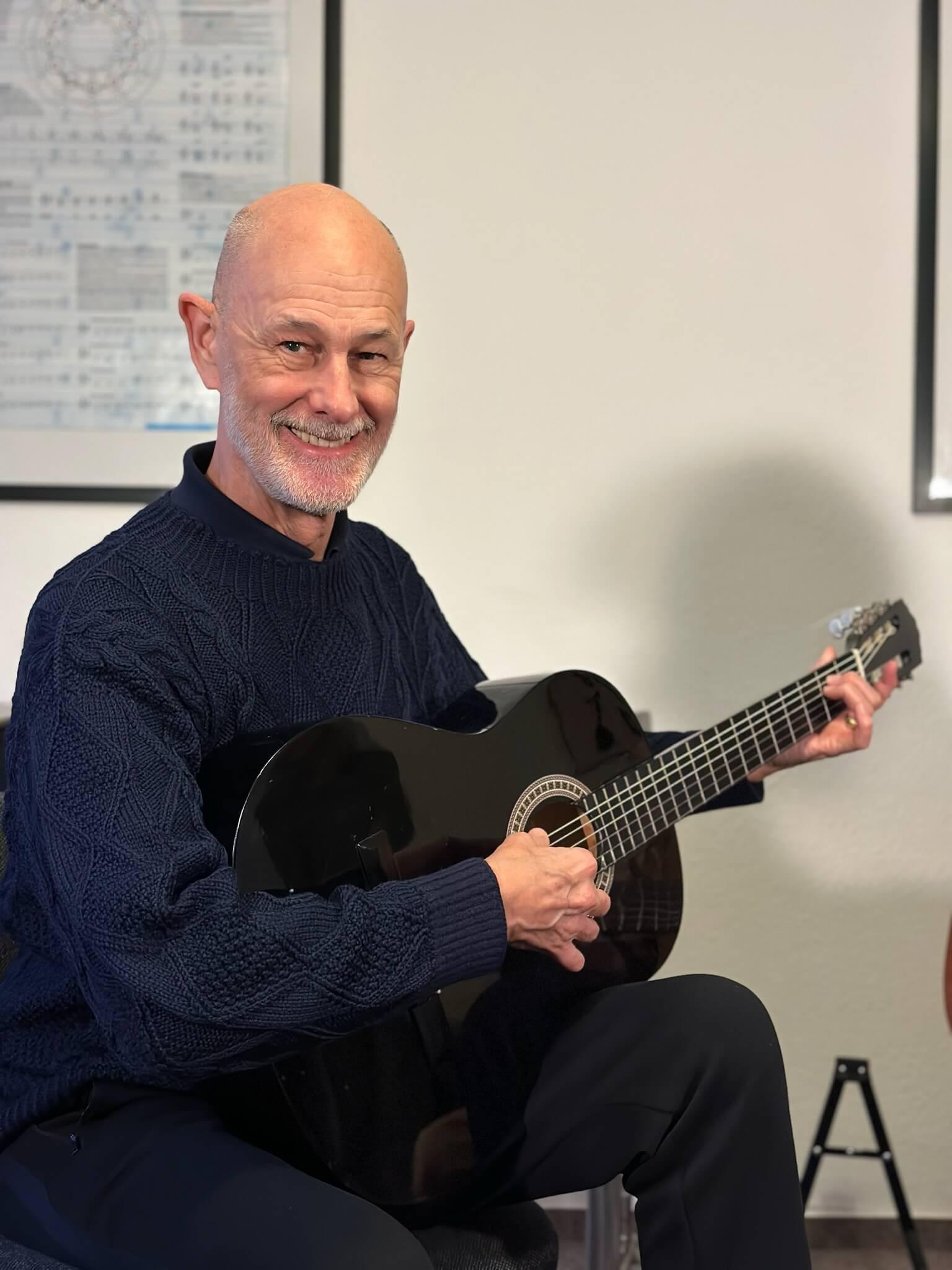Gitarrenschüler in der Musikschule