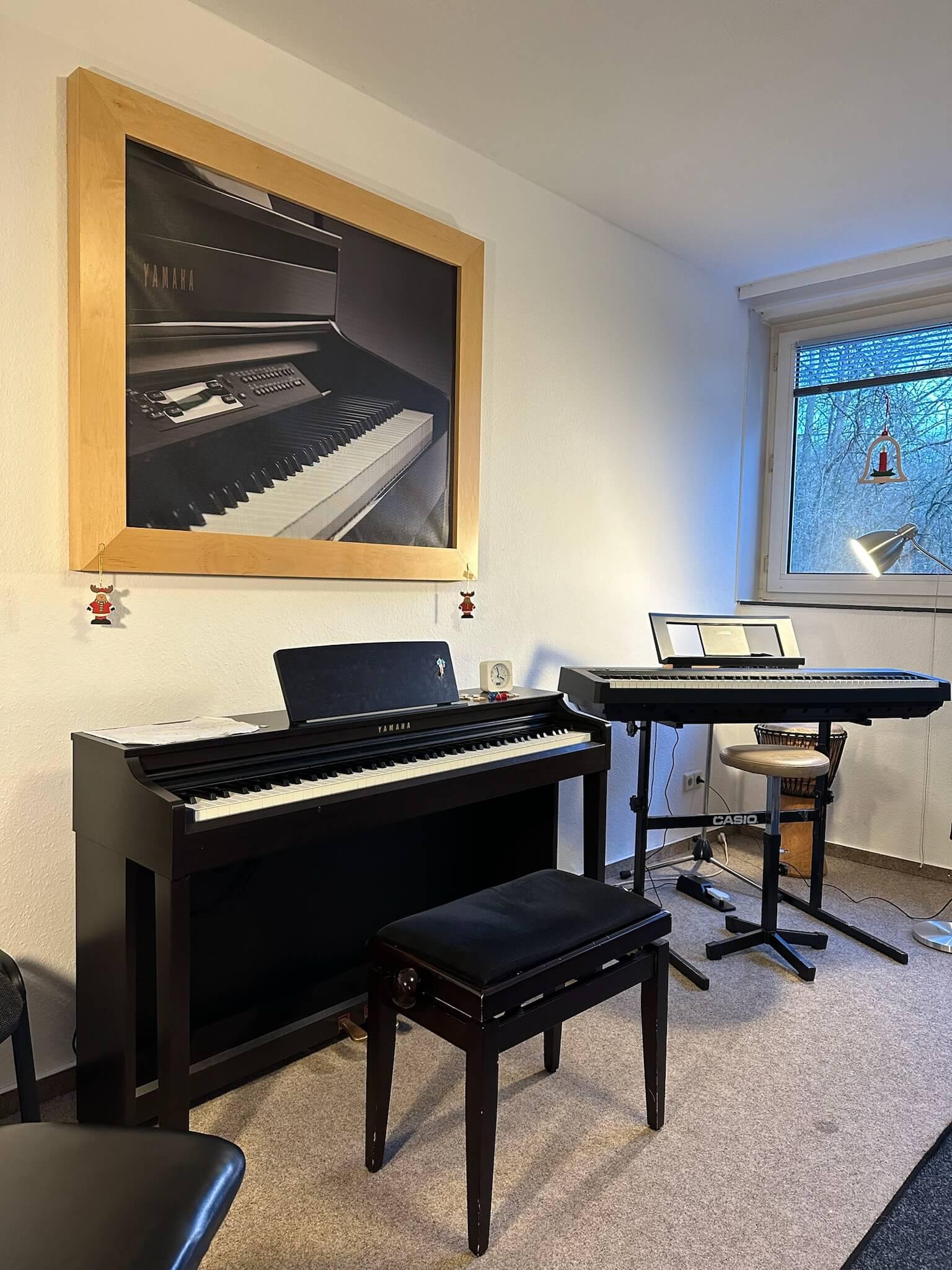 Piano im Unterrichtsraum der Musikult